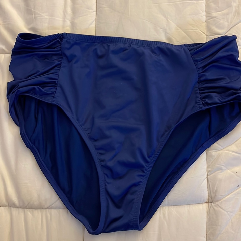 Like New swim bottom.  No snags.
